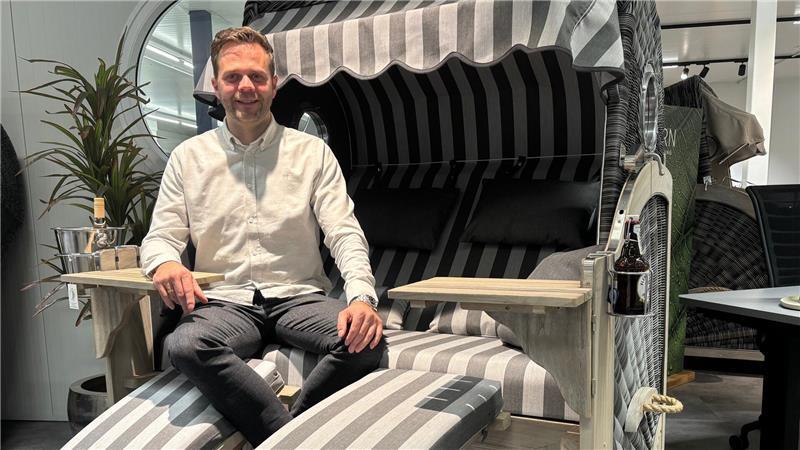 Geschäftsführer Nils Gosebeck sitzt in der Ausstellung der Strandkorbmanufaktur Buxtehude. Greige, eine Mischung aus Grau und Beige, ist bei Strandkörben die Trendfarbe Nummer 1.