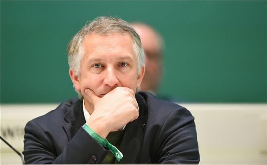 Geschäftsführer Sport von Bundesligist SV Werder Bremen Frank Baumann spricht bei der Mitgliederversammlung.