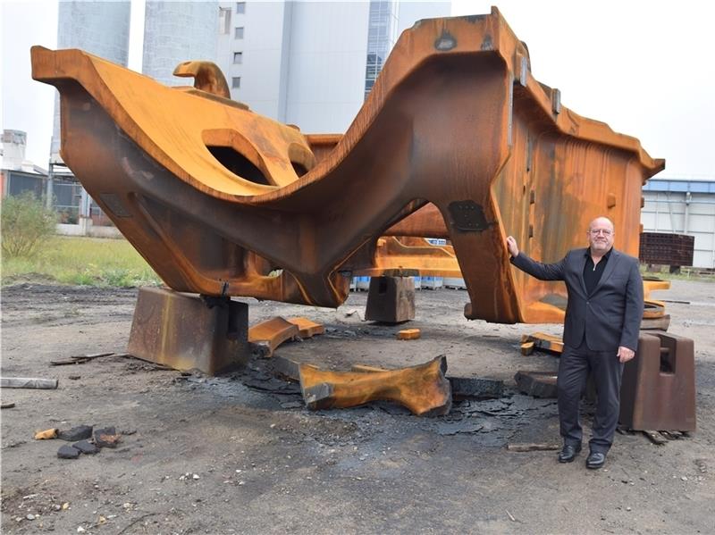 Geschäftsführer Stefan Schmidt hat die Aufgabe, das Werk abzuwickeln. Er steht vor dem größten Stück, das jemals an der Elbe aus einem Guss produziert wurde. Es wog 77 Tonnen und wird jetzt in Einzelteile zerlegt. Schmidt macht sich Sorgen 