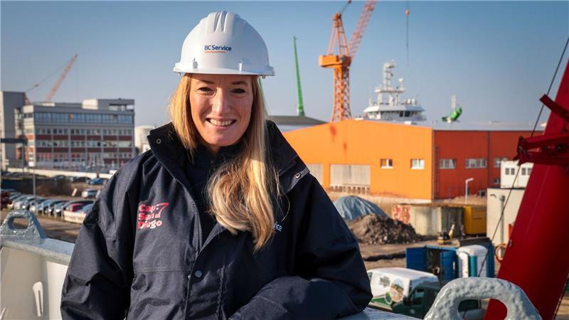 „Cap San Diego“ in der Werft: Ohne Ehrenamtliche geht nichts Geschäftsführerin Ann-Kathrin Ruess ist für Helferinnen und Helfer die erste Ansprechpartnerin.