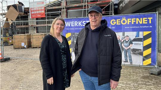 Geschäftsführerin Catharina Bröhan und ihr Vater Gerd vor der alten Halle von 1963.