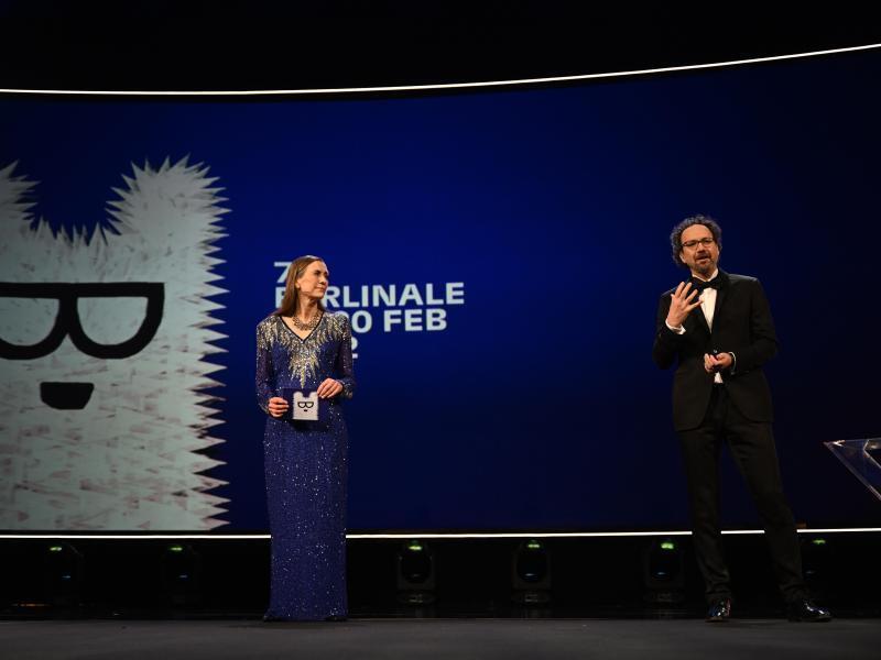 Geschäftsführerin Mariette Rissenbeek und der künstlerische Leiter Carlo Chatrian bei der Preisverleihung. Foto: Monika Skolimowska/dpa-Zentralbild/dpa