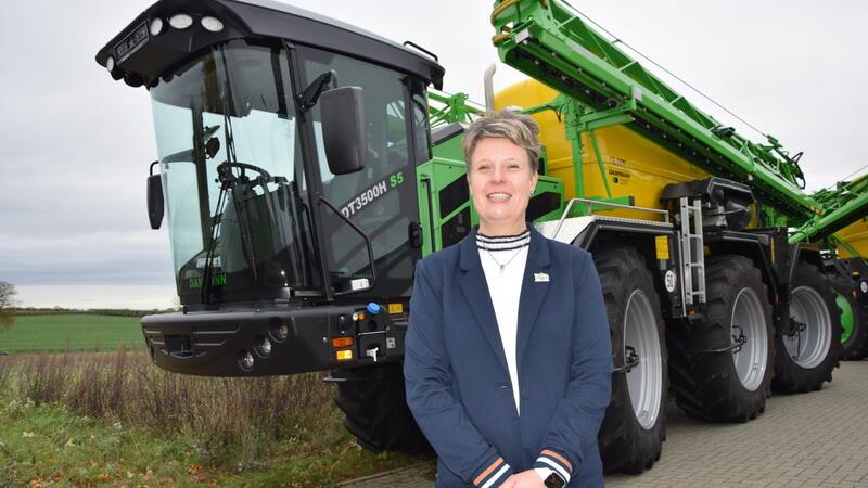Buxtehuder Landmaschinen-Hersteller Dammann plant Expansion Geschäftsführerin Nadine Dammann vor einem dreiachsigen Dammann-trac. Ein Fahrzeug dieses Typs wird die Dammann GmbH auf der Agritechnica in Hannover ausstellen.