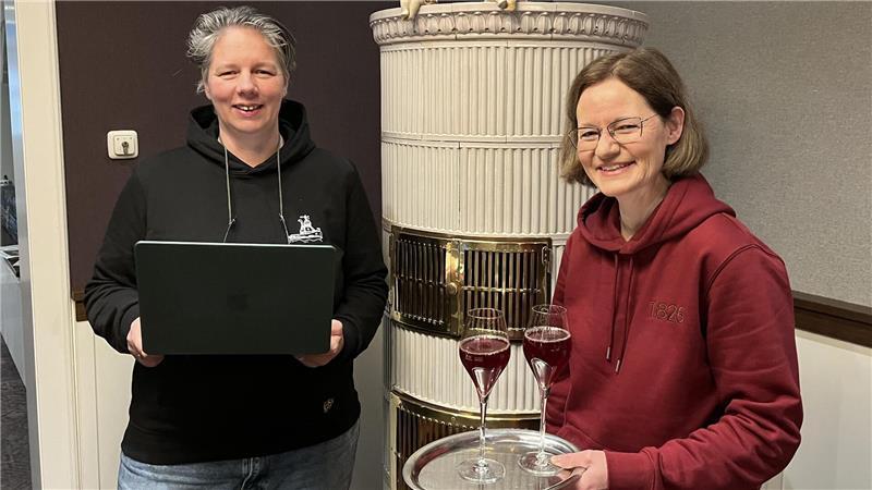 Traditionshotel nach 200 Jahren vor dem Aus? Bösehof meldet Insolvenz an Geschäftsführerin Natascha Grotjohann (links) und Veranstaltungsmanagerin Andrea Roming.