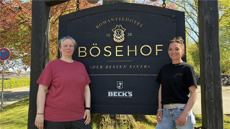 Geschäftsführerin Natascha Grotjohann (links) und Marketingmanagerin Carina Toscani-Tiedemann freuen sich, dass viele Gäste ihrer Einladung gefolgt sind. 