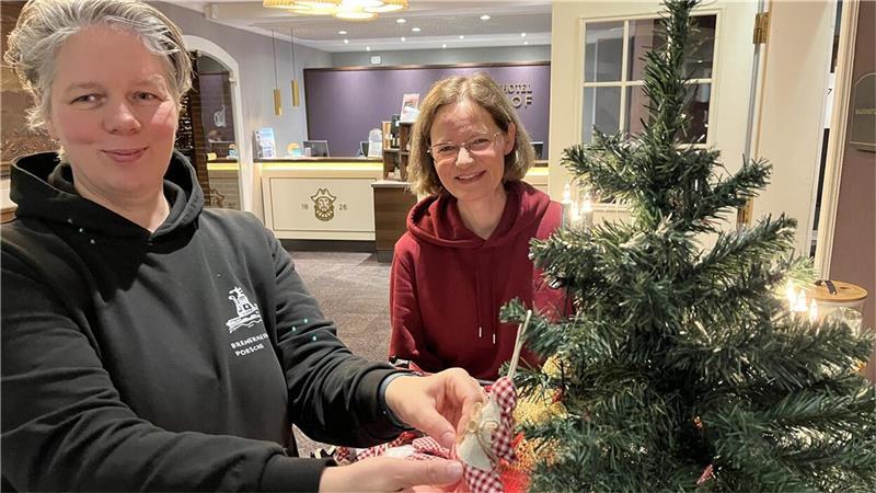 Überraschender Verkauf: Dieses Vier-Sterne-Hotel sucht neuen Besitzer Geschäftsführerin Natascha Grotjohann und Veranstaltungsmanagerin Anke Roming dekorieren den Eingangsbereich im Bösehof weihnachtlich.