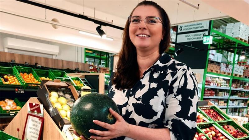 Frische und Vielfalt: 30 Jahre Handelshof in Stade Geschäftsleiterin Jessica Selig in der Abteilung Obst & Gemüse: Frische ist hier Programm.