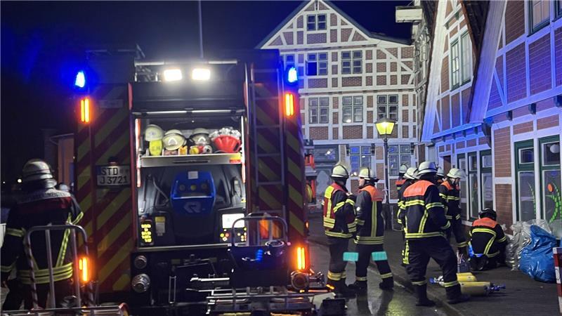 150 Feuerwehrleute retten Altländer Kulturerbe: Chronik der Jorker Feuernacht Geschafft: Das Baudenkmal ist gerettet.