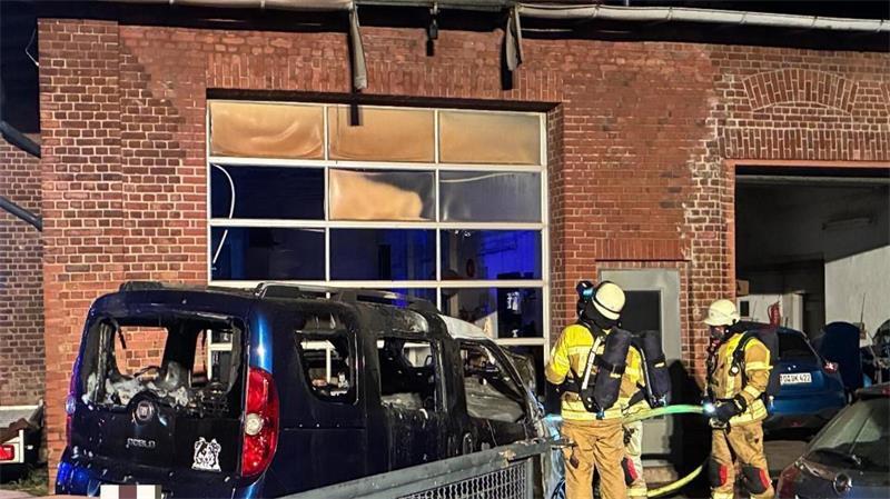 Pkw in Flammen: Feuerwehr rettet Wohn- und Werkstattgebäude in Stade Geschafft: Das Feuer ist aus. Ein Feuerwehrmann prüft mit der Wärmebildkamera, ob es Glutnester im Dach gibt.