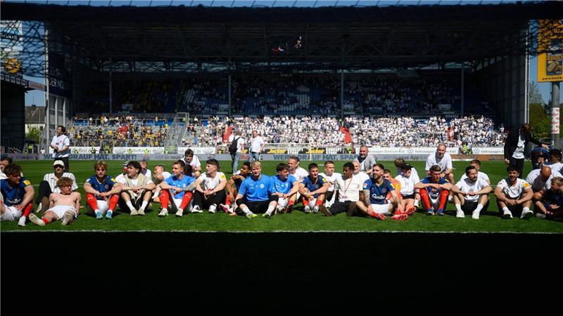 Geschafft! Die Spieler von Holstein Kiel nach dem Klassenerhalt in der zweiten Liga.