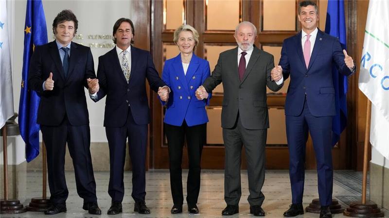EU-Mercosur: Weg frei für eine riesige Freihandelszone? Geschafft: EU-Kommissionschefin Ursula von der Leyen und die Präsidenten der Mercosur-Staaten Argentinien, Uruguay, Brasilien und Paraguay erklären die Verhandlungen über den Freihandelsdeal für abgeschlossen.