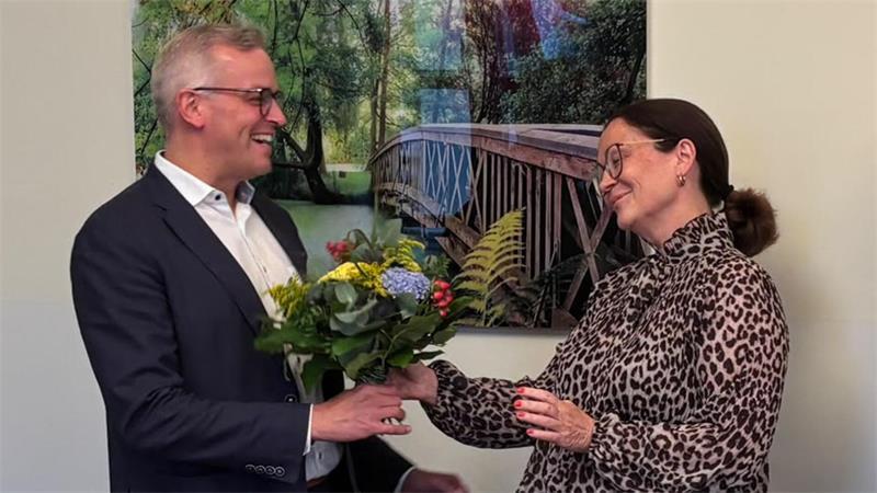 Geschafft! Knut Willenbockel (parteilos) bleibt für weitere acht Jahre Samtgemeindebürgermeister in Horneburg. Wahlleiterin Tanja Thomfohrde gratuliert.