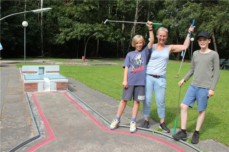 „Geschafft!“ Sabine Grahl, Sohn Louis und sein Freund Leander Steinkopff (rechts) haben viel Spaß beim Minigolfen in Neu Wulmstorf.Fotos: Michaelis