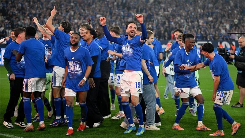 Geschafft: Schalke 04 ist zwei Spieltage vor Schluss in die Bundesliga aufgestiegen.