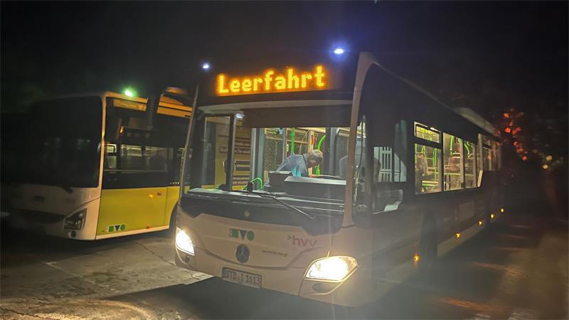 Geschafft: Um 1.03 Uhr hat Götz Schimmelpfeng seinen Bus in Freiburg eingeparkt und räumt den Fahrersitz.