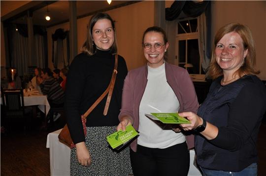 Gesche Quast, Frederike Sumfleth und Elisabeth Cordes (von links) begrüßen die Gäste beim zweiten Mädelsabend im Hotel Altes Land und verteilen Karten für die Sitzplätze. Foto: Lankuttis