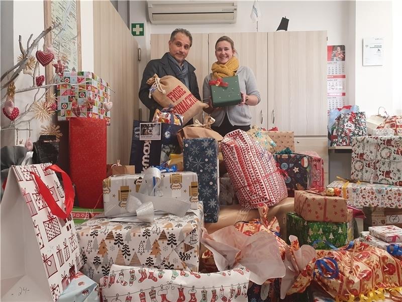 Geschenke für Kinder häufen sich bei der Stade Marketing. Amir Afs- hartabbar hatte dazu aufgerufen, Stephanie Scholl begleitet die Aktion.