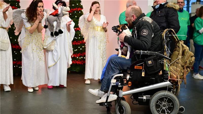 Gans und Geschenke: Frank Zander empfängt Hunderte Gäste Geschenke gibt es bei der Feier auch - bei Bedarf auch Futter für Tiere.