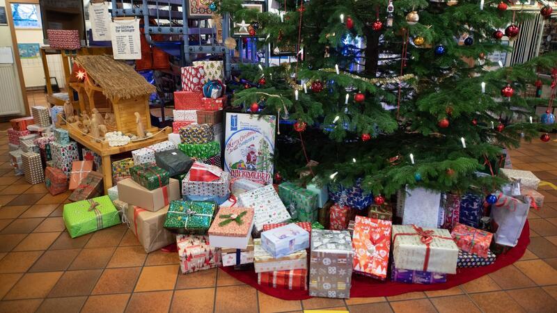 Seemannsmissionen starten Weihnachtsaktion für Seeleute Geschenke liegen im Seemannsclub „Duckdalben“ in Hamburg unter einem Weihnachtsbaum.