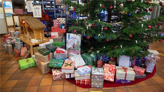 Geschenke liegen im Seemannsclub „Duckdalben“ in Hamburg unter einem Weihnachtsbaum.
