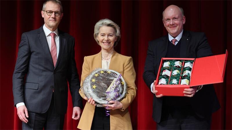 Ursula von der Leyen über Recht und Unrecht – Lob für Stade Geschenke von befreundeten Kammern für die Eu-Komissionspräsidentin: Von der Leyen bekommt ein EU-Brot von Bäckerei Heyderich in Stade und neun Gläser selbstgemachte Marmelade vom Obsthof Ramdohr in Hollern.