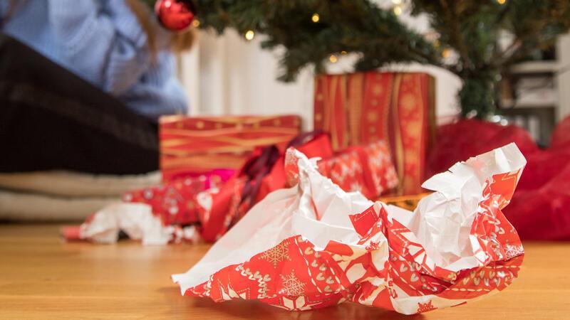 Geschenkpapier ist oft beschichtet oder laminiert, denn mit etwas Glanz sieht es schöner aus. Doch wie muss man es entsorgen?