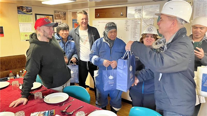 Das Leben der Seeleute: Mit der Seemannsmission an Bord im Stader Hafen Geschenkübergabe auf der MV Elise.