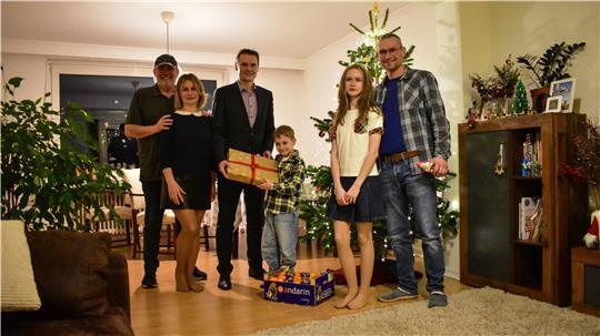 Geschenkübergabe bei der Aktion „Weihnachten für alle“ im weihnachtlich geschmückten Wohnzimmer der Familie Kushta in Stade.