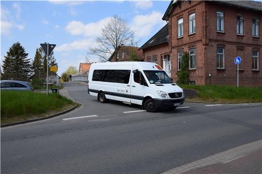 Geschichte: Die Samtgemeinde Lühe gibt die Schülerbeförderung an der Oberen Lühe in die Hände der KVG. Foto: Battmer
