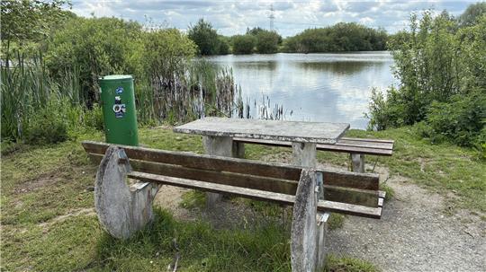 Geschichte: Ein Zaun wird den Weg zum See in Zukunft versperren, Bänke und Tisch kommen weg.