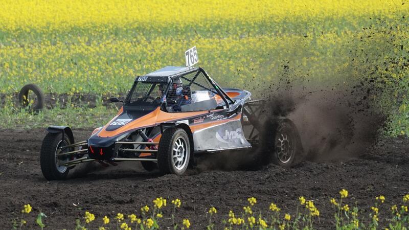 Geschick und Schnelligkeit sind beim Crosskart-Rennen gefordert.
