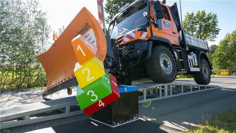 Beste Fahrer von Schneepflügen kommen aus Hessen Geschicklichkeit und Präzision sind gefragt.