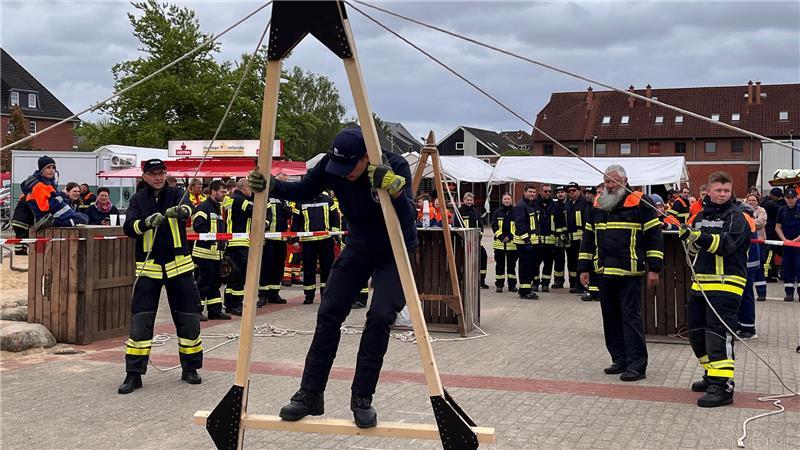 Tausende jubeln neuer Altländer Blütenkönigin Ella beim Corso in Jork zu Geschicklichkeit war beim Blütenmarsch der Feuerwehr gefragt.