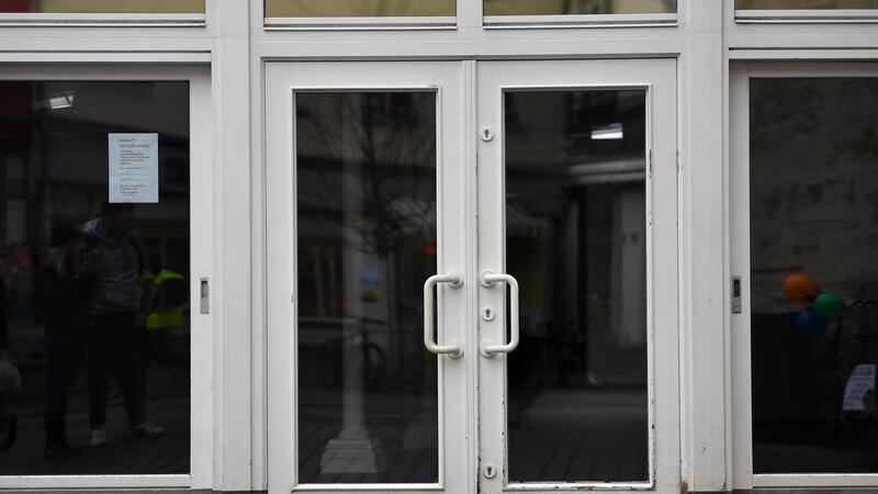 Geschlossen sind die Türen der früheren Filiale eines Drogeriemarktes.