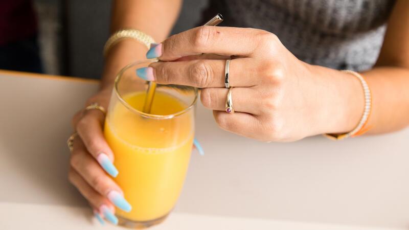 Geschmack, Inhaltsstoffe, Arbeitsbedingungen: Insgesamt 19 Orangensäfte hat Öko-Test untersucht.
