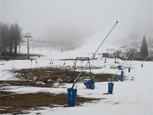 Geschmolzen ist der Schnee an der Skipiste Hexenritt am Wurmberg im Harz. Foto: Swen Pförtner/dpa/Archivbild