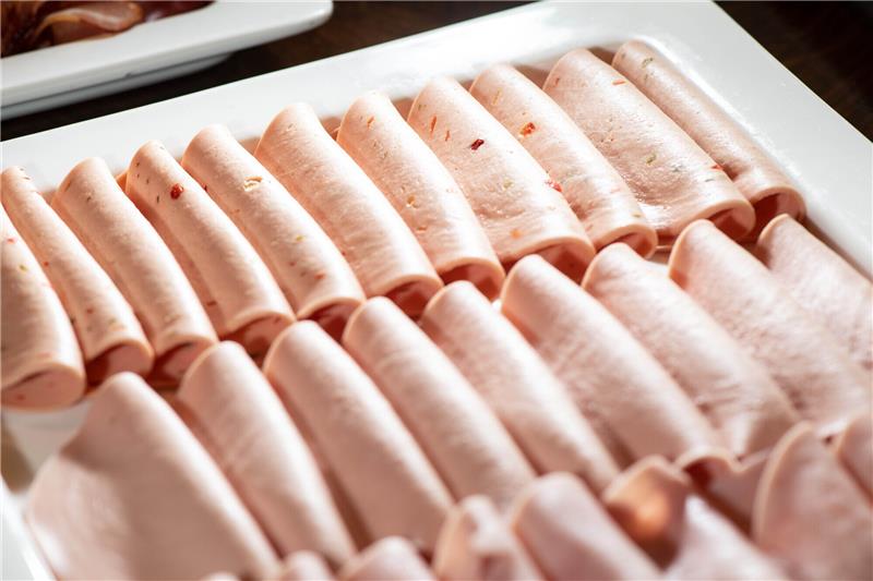 Knorpel und Separatorenfleisch: Das steckt im Aufschnitt Geschnittene Mortadella schneidet im Test oft "gut" ab, bei der Fleischwurst am Stück gibt es meist nur ein "Befriedigend". Foto: Franziska Gabbert/dpa-tmn