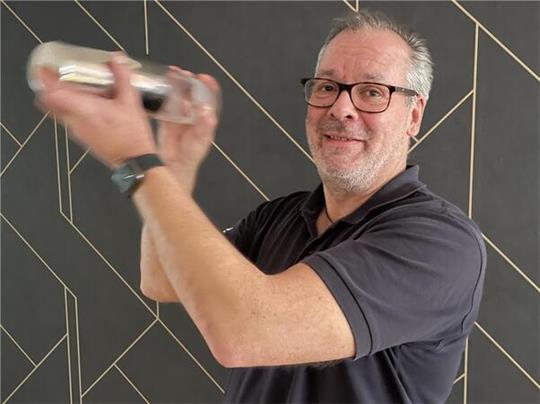 Geschüttelt, nicht gerührt: Norman Bennat weiß, wie es geht.Foto: Glückselig