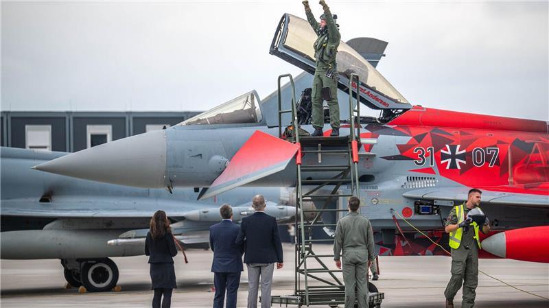 „Geiles Gefühl“ - Eurofighter landen wieder in Ostfriesland Geschwaderkommodore Björn Andersen landete den ersten Eurofighter in einer Sonderfolierung auf dem modernisierten Luftwaffenstützpunkt.