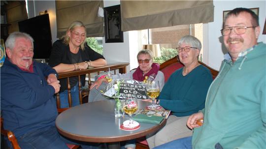 Gesellige Runde bei der Eröffnung (von links): Peter Stemmann, Petra Miesner, Birgit Stemmann, Ute und Willi Horn.