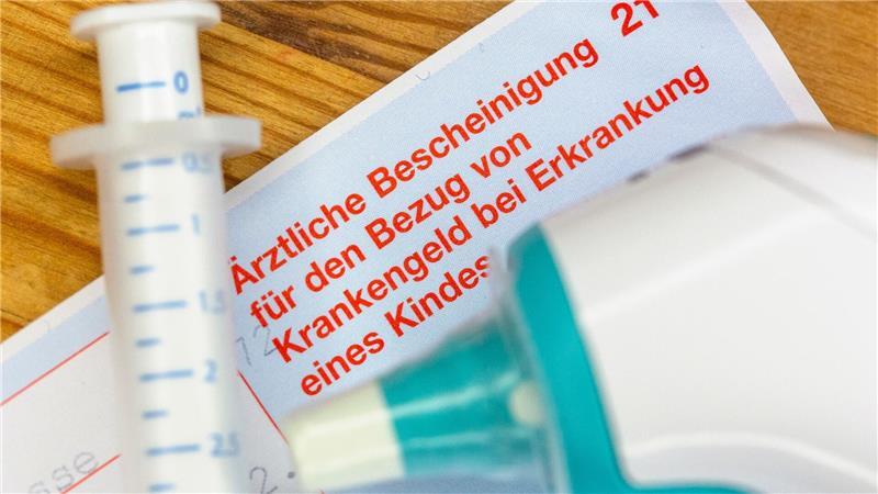 Gesetzlich versicherte Eltern können Krankengeld beantragen, wenn ein Kind unter zwölf Jahren krank ist und sie deshalb nicht zur Arbeit gehen. (Symbolbild)