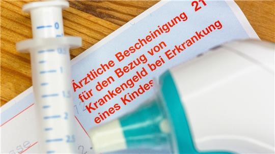 Gesetzlich versicherte Eltern können Krankengeld beantragen, wenn ein Kind unter zwölf Jahren krank ist und sie deshalb nicht zur Arbeit gehen. (Symbolbild)