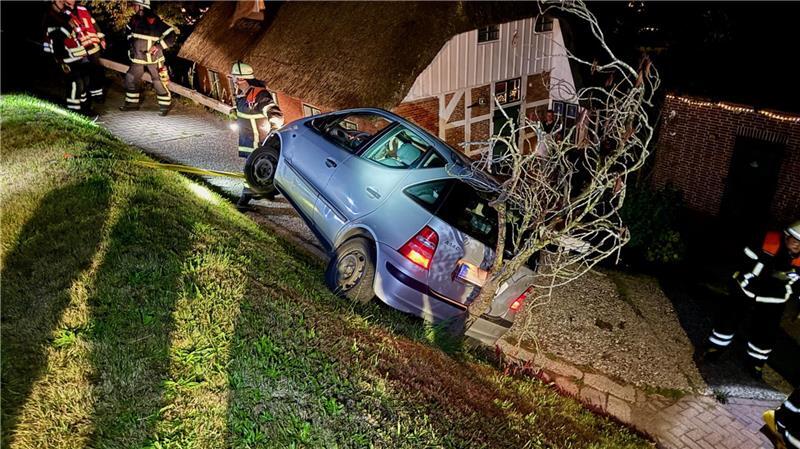 Einsatz am Lühedeich: Pkw gerät in Schieflage Gesicherter Pkw am Deich.
