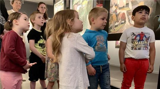 Gespannt hört die Kindergartengruppe einer Geschichte aus dem Kunstkabinett des Museums zu.