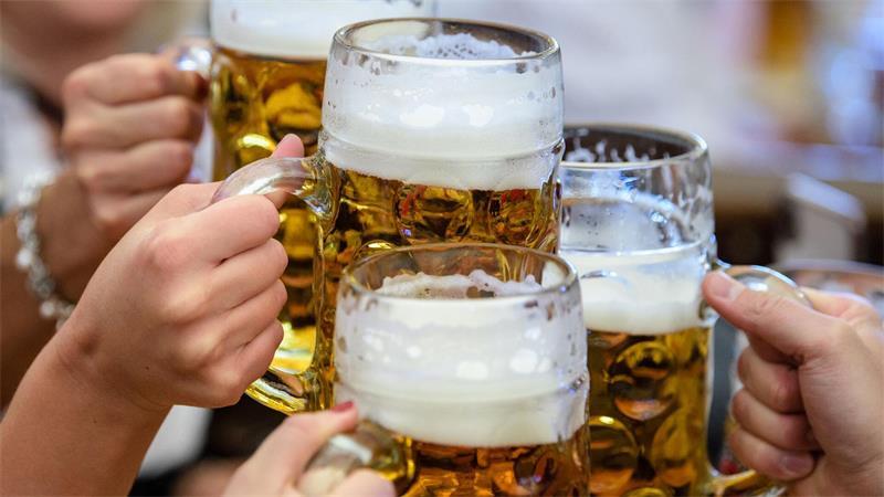 „O’zapft is“: In München beginnt das Oktoberfest Gespannt wird darauf gewartet, wie viele Schläge OB Krause auf seiner ersten Wiesn braucht, bis der Zapfhahn sitzt. (Archivbild)