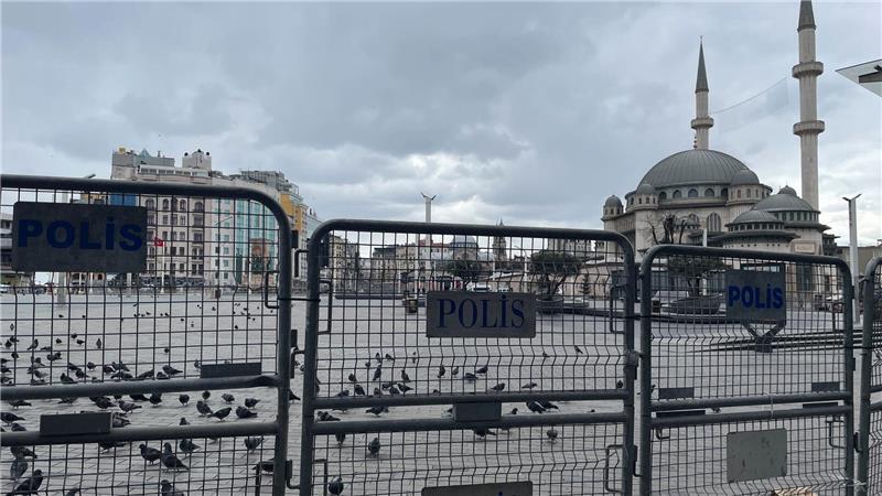 Erdogan-Gegner festgenommen – Putschversuch angeprangert Gesperrt: Der Taksim-Platz in Istanbul.