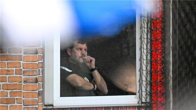 Gesperrter Chefcoach:  Steffen Baumgart, Trainer des 1. FC Union Berlin), verfolgt das Spiel gegen den Hamburger SV in der Alten Försterei aus einem der Stadiontürme neben dem Gästeblock.