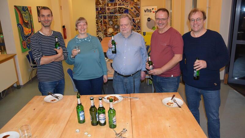 Gespräch am Küchentisch bei Bratwurst, Sprudel und alkoholfreiem Bier: Tobias Rothenberg (links, stellvertretender VHS-Leiter) und VHS-Chef-Dirk Pohl (rechts) diskutieren am Sandalismus-Abend mit Besuchern.