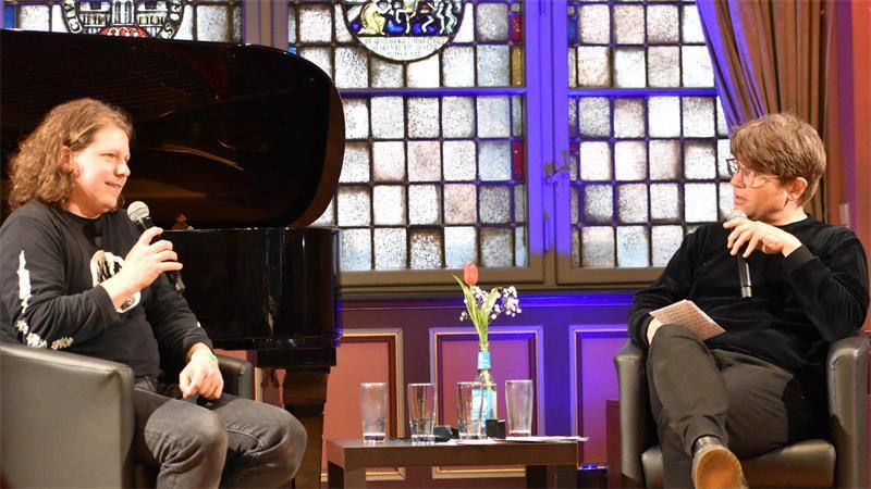 Stades Festivalmacher sorgt für Musik in der Stadt Gespräch mit Musiker Julian Knoth: Beim diesjährigen Hanse Song Festival war Tocotronic-Bassist Jan Müller mit seinem Podcast Reflektor zu Gast.