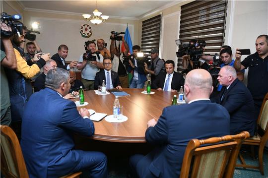 Gespräche zwischen Vertretern der armenischen Gemeinschaft von Berg-Karabach, der aserbaidschanischen Regierung und des russischen Friedenskontingents.